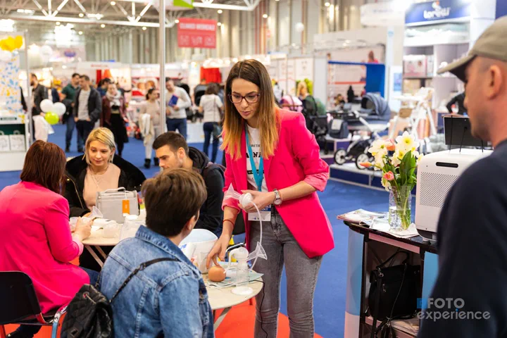 Consultanță la un stand cu produse pentru bebeluși