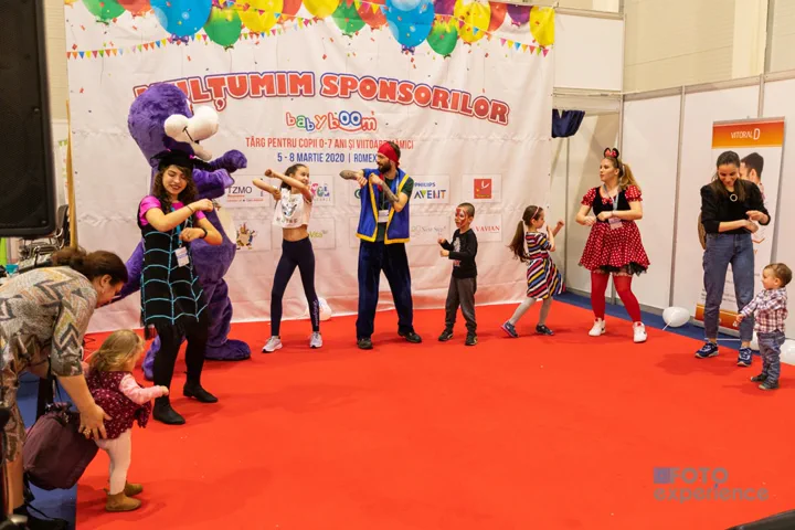 Spectacol pentru copii pe scena târgului, sub bannerul de mulțumire a sponsorilor