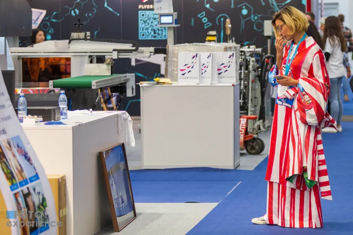 Stand cu echipamente de tipar digital, în pavilion