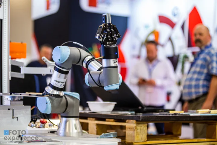 Braț robotic industrial în funcțiune pe standul unui expozant