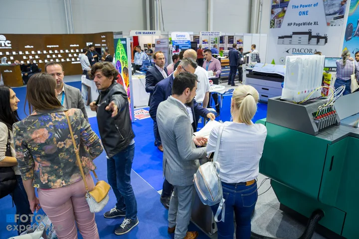 Vizitatori la standurile cu utilaje pentru industria tiparului