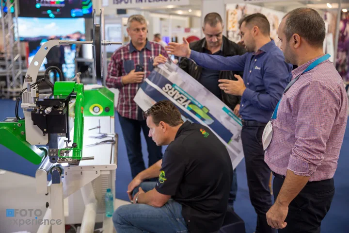 Prezentare de echipament în fața vizitatorilor, cu mostre color