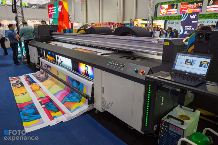 Braț robotic pe standul unui expozant de automatizări