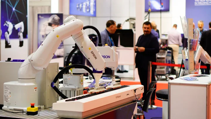 Vizitatori la standurile cu utilaje pentru print industrial