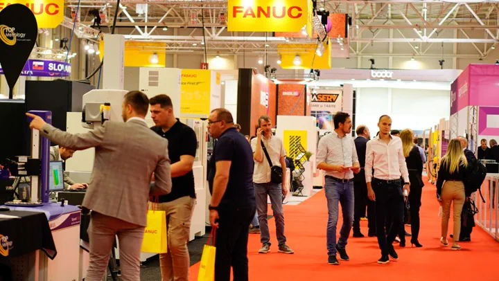 Sesiune de conferință în zona dedicată din pavilion