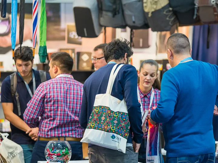 Zona expozițională Corporate Gifts Show — standuri cu obiecte promoționale