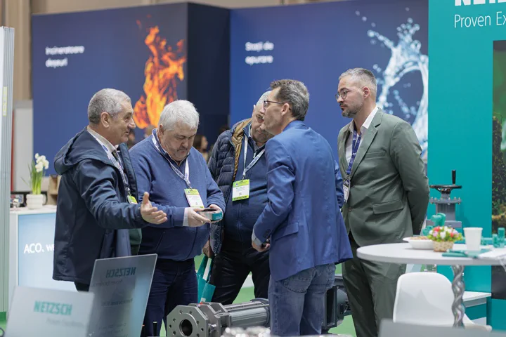 Discuții între vizitatori și expozanți, la un stand de echipamente