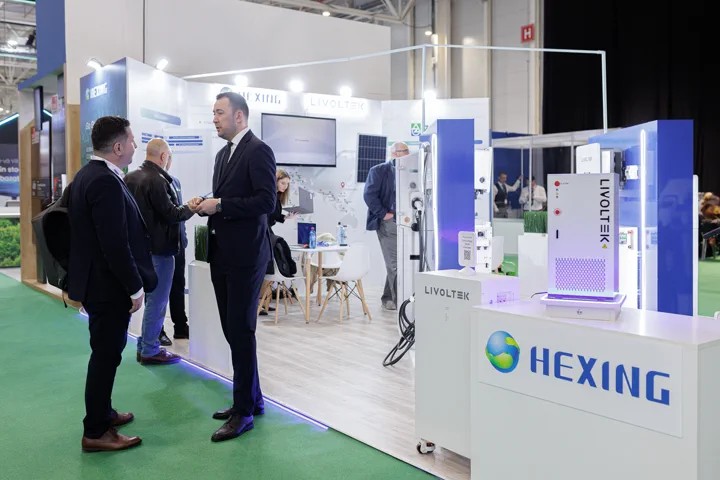 Discuție de afaceri la standul Hexing