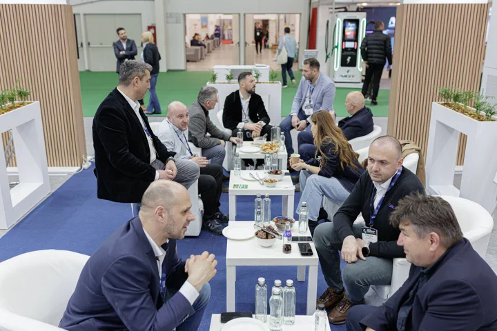 Întâlniri de afaceri la mesele unui stand