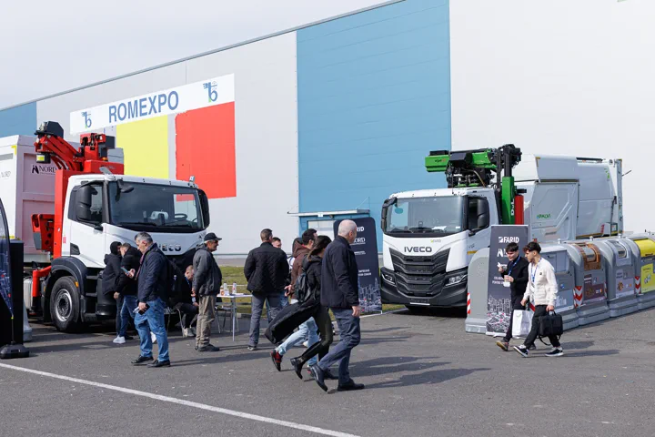 Utilaje și autovehicule expuse pe platforma exterioară ROMEXPO