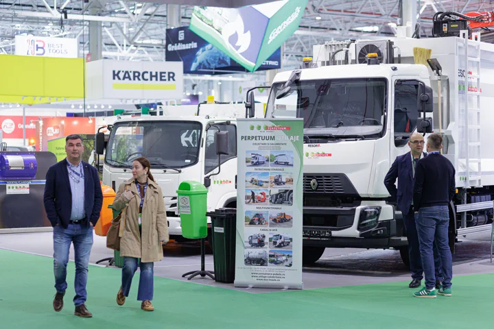 Autovehicule pentru salubritate, expuse în pavilion