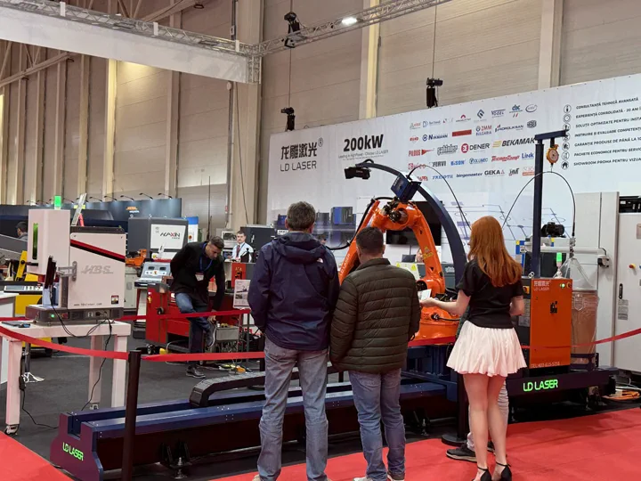Utilaje de debitare și un robot industrial, cu vizitatori