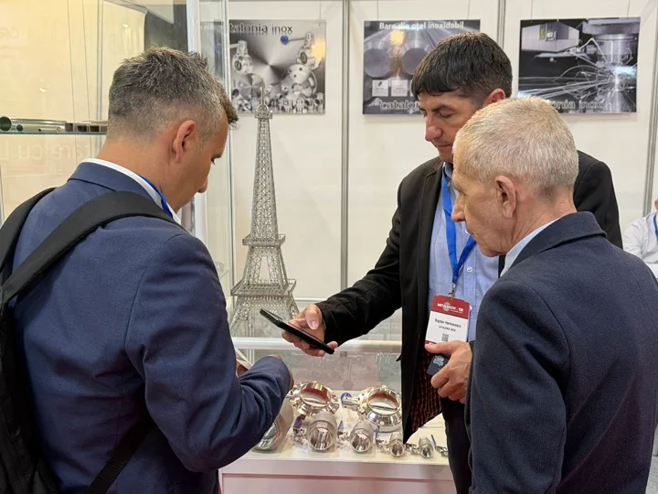 Discuție tehnică despre piese metalice, la stand