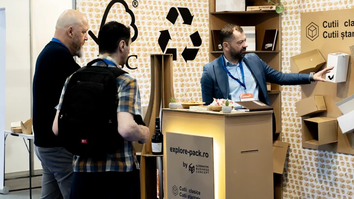 Expozant prezentând ambalaje din carton reciclabil