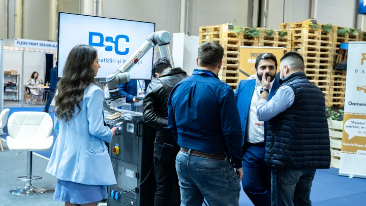 Robot prezentat vizitatorilor la standul PSC