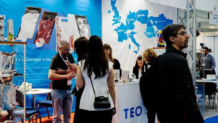 Vizitatori la standul TEO