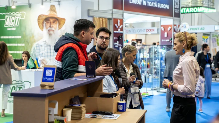 Discuții cu vizitatorii la un stand de ambalaje