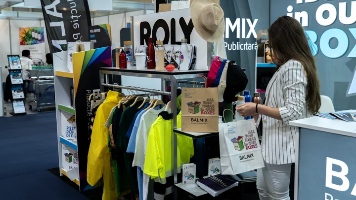 Textile și obiecte promoționale la standul Rolymix
