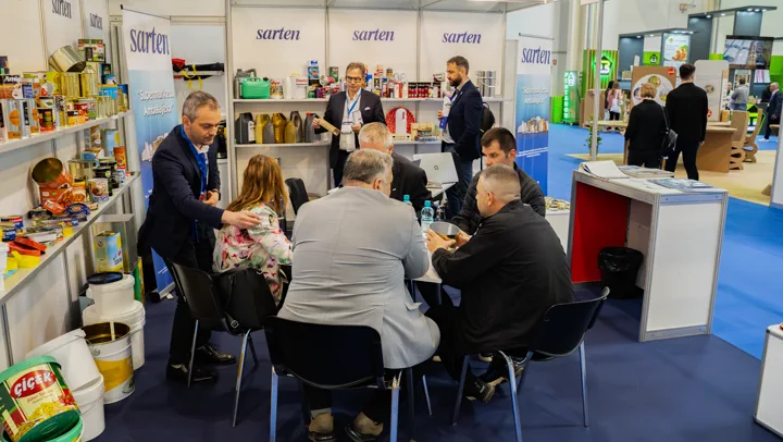 Întâlniri de afaceri la mesele unui stand
