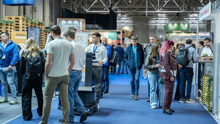 Culoar aglomerat între standurile din pavilion